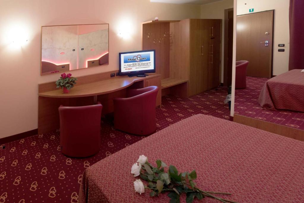 TV a/nebo společenská místnost v ubytování Motel Cuore Gadesco - Hotel - Motel - Cremona - CR