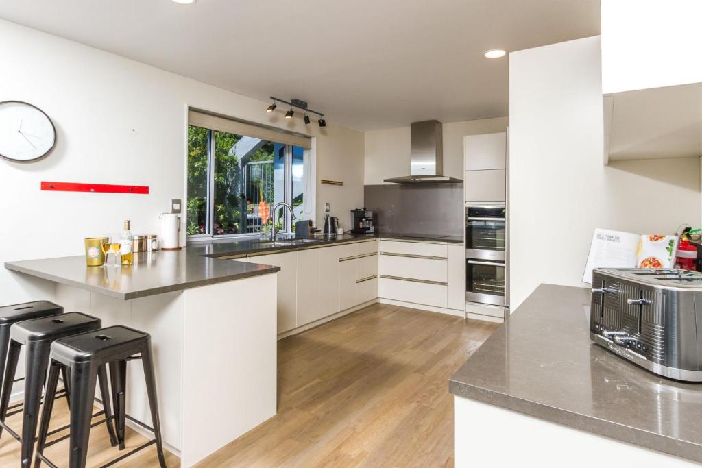 Kuchyň nebo kuchyňský kout v ubytování Tasman Bay Villa
