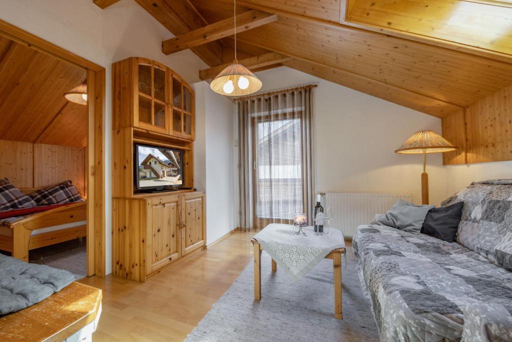Televízia a/alebo spoločenská miestnosť v ubytovaní Ferienhaus Schmied