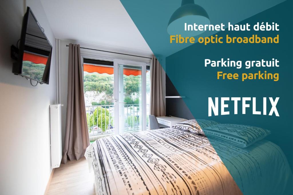 sypialnia z łóżkiem i oknem w obiekcie Les chambres du Vercors - Parking Free Fibre Netflix w mieście Fontaine