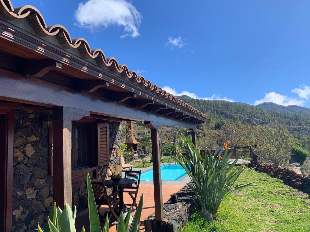 uma casa com um pátio e uma piscina em Villa El Topo by Rural La Palma em El Pinillo