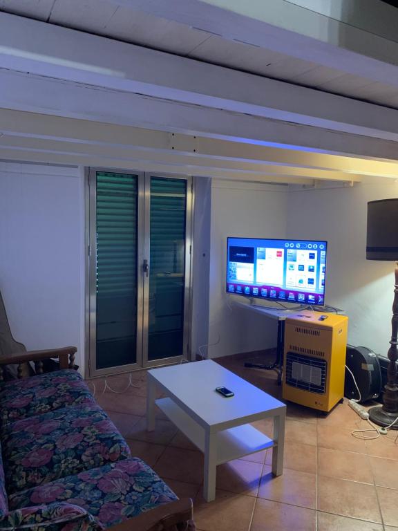 - un salon avec un canapé, une télévision et une table dans l'établissement BnB Convalis, à Palerme