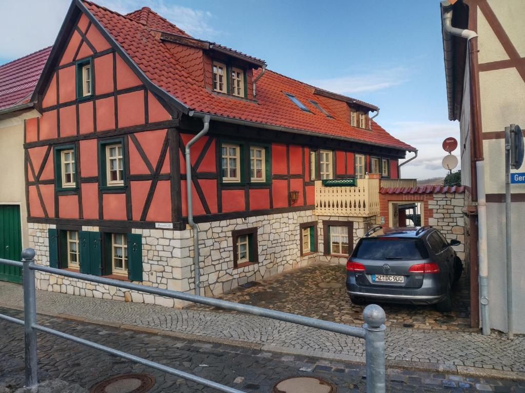 una casa con un coche aparcado delante de ella en Ferienhaus Gero, en Gernrode - Harz