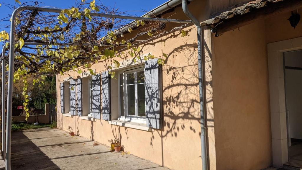 une maison avec une fenêtre sur le côté de celle-ci dans l'établissement Mas de vigneron, en Drôme provencale, à Rousset-les-Vignes