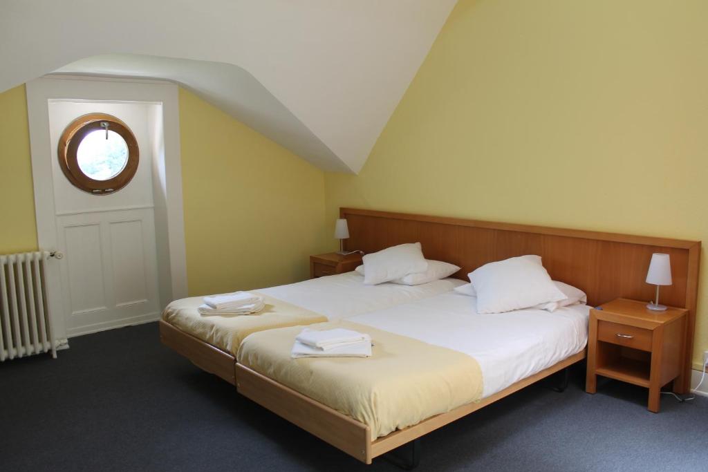 Uma cama ou camas num quarto em Le Cénacle