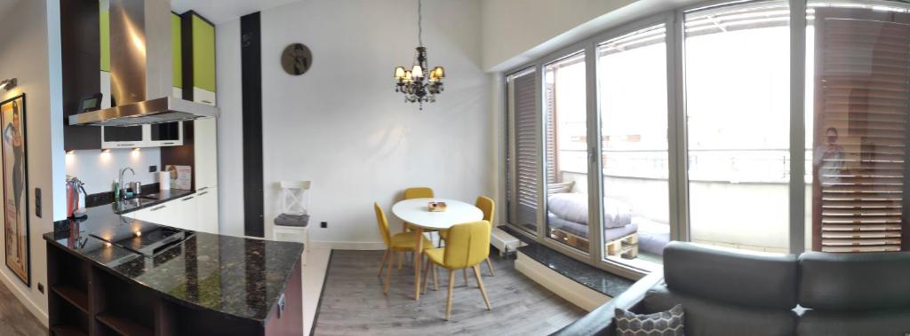 comedor con mesa, sillas y ventana en Apartament Górski, en Ustroń