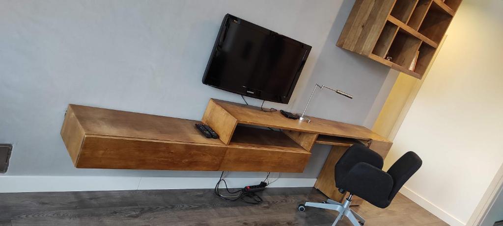 Televízia a/alebo spoločenská miestnosť v ubytovaní Apartament Górski