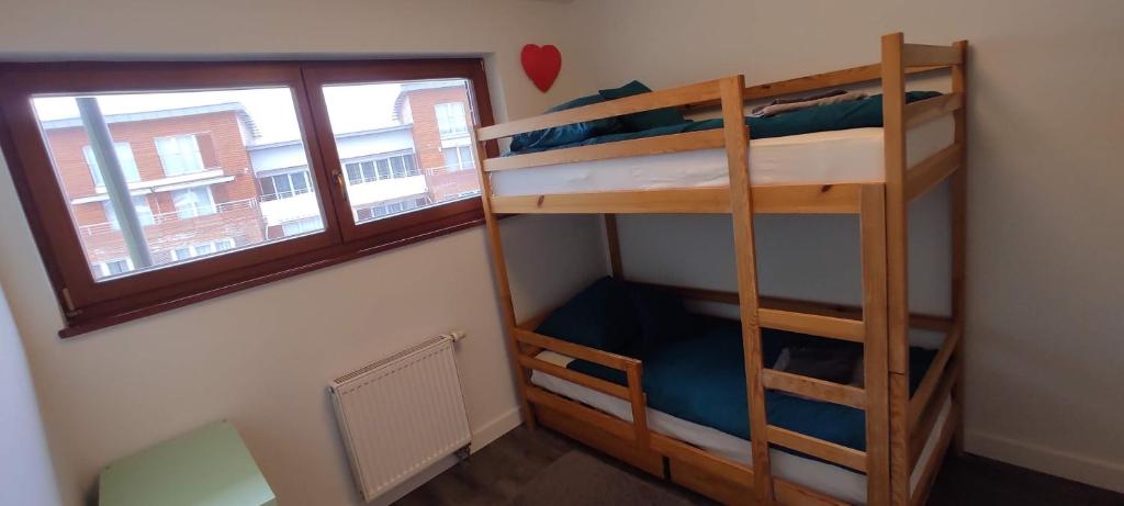 Poschodová posteľ alebo postele v izbe v ubytovaní Apartament Górski