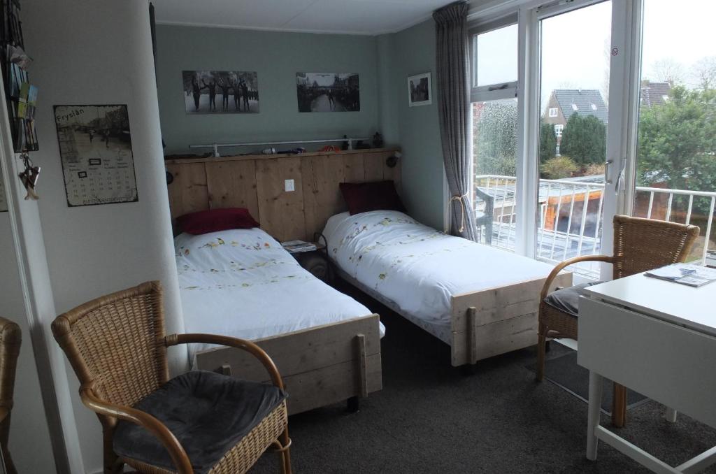 Postel nebo postele na pokoji v ubytování B&B Ferdivedaasje