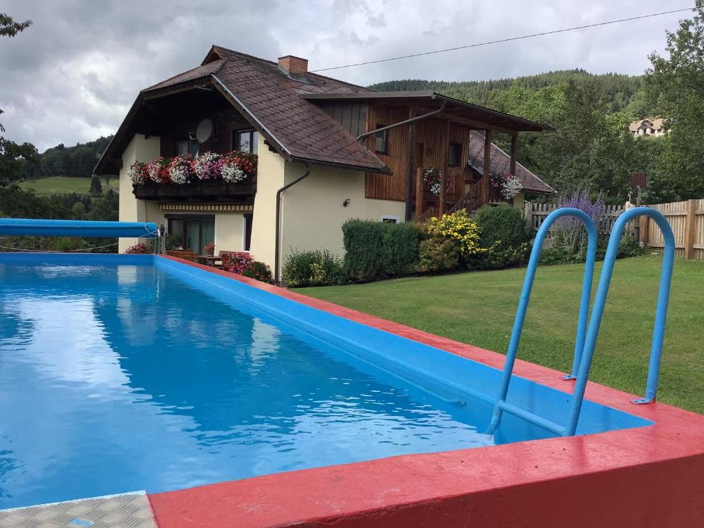 Bazén v ubytování Kniebergerhof nebo v jeho okolí