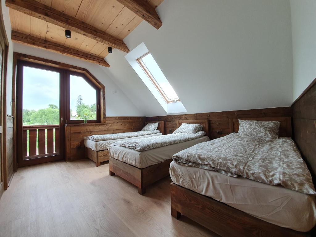 Giường trong phòng chung tại Wilcza Dolina