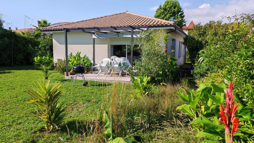 una casa con cenador en un jardín en Maison Bassin d'Arcachon, en Gujan-Mestras