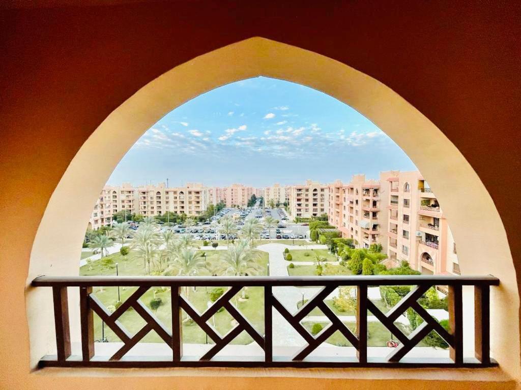 - Balcón con vistas a la ciudad en Luxurious 3 BR Rustic Apartment Overlooking Huge Garden - For Families and Couples en El Cairo
