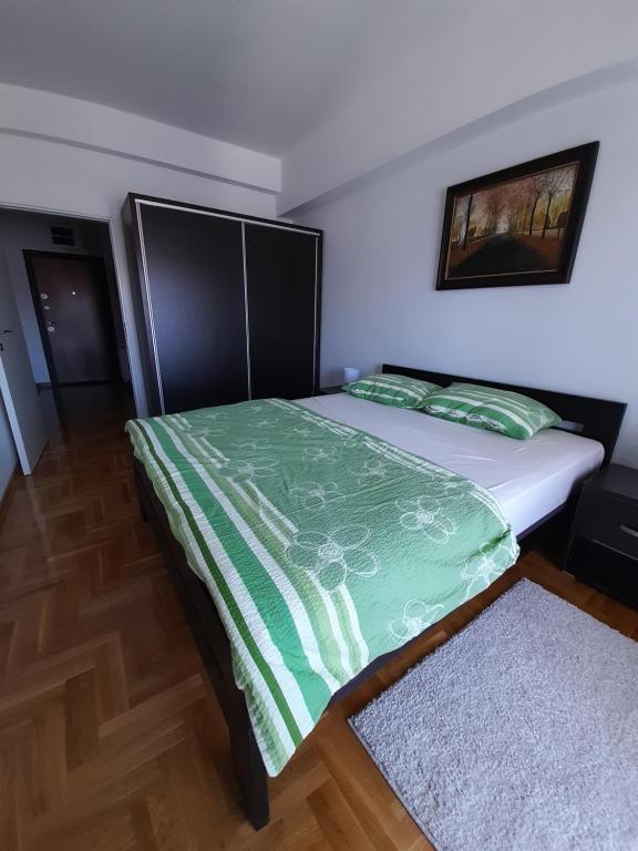Postel nebo postele na pokoji v ubytování Apartman Green wood
