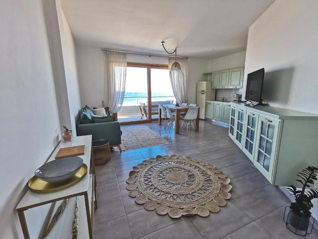 salon z kuchnią i jadalnią w obiekcie Sundinia Home, Vista sul Mare w mieście Porto Torres