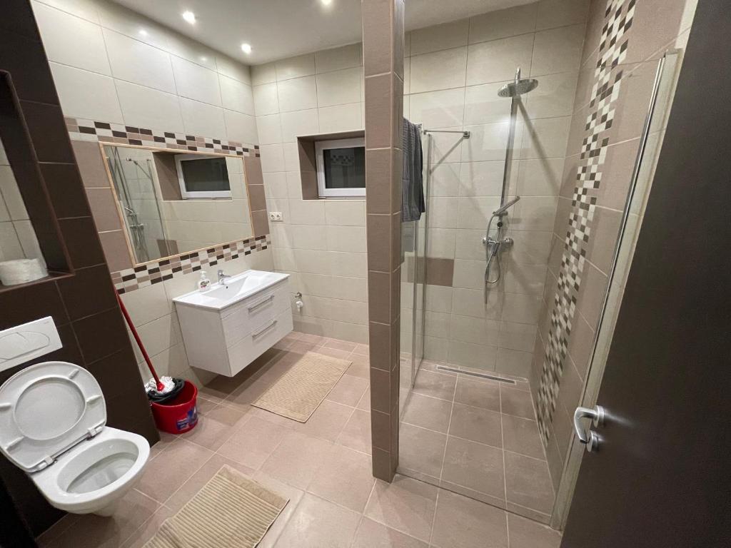 Malibu Apartman & Jacuzzi - Apartamento Con Vista Al Jardín