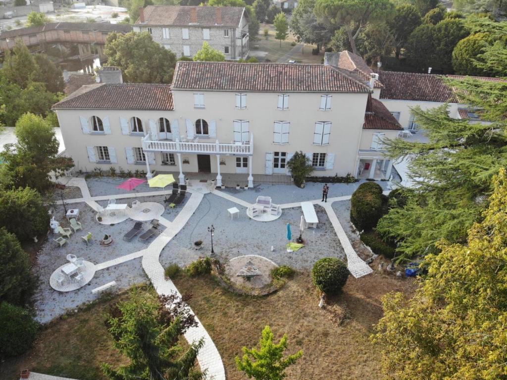 een luchtzicht op een groot wit huis met een binnenplaats bij Le Clos des Cèdres b&b in La Rochefoucauld