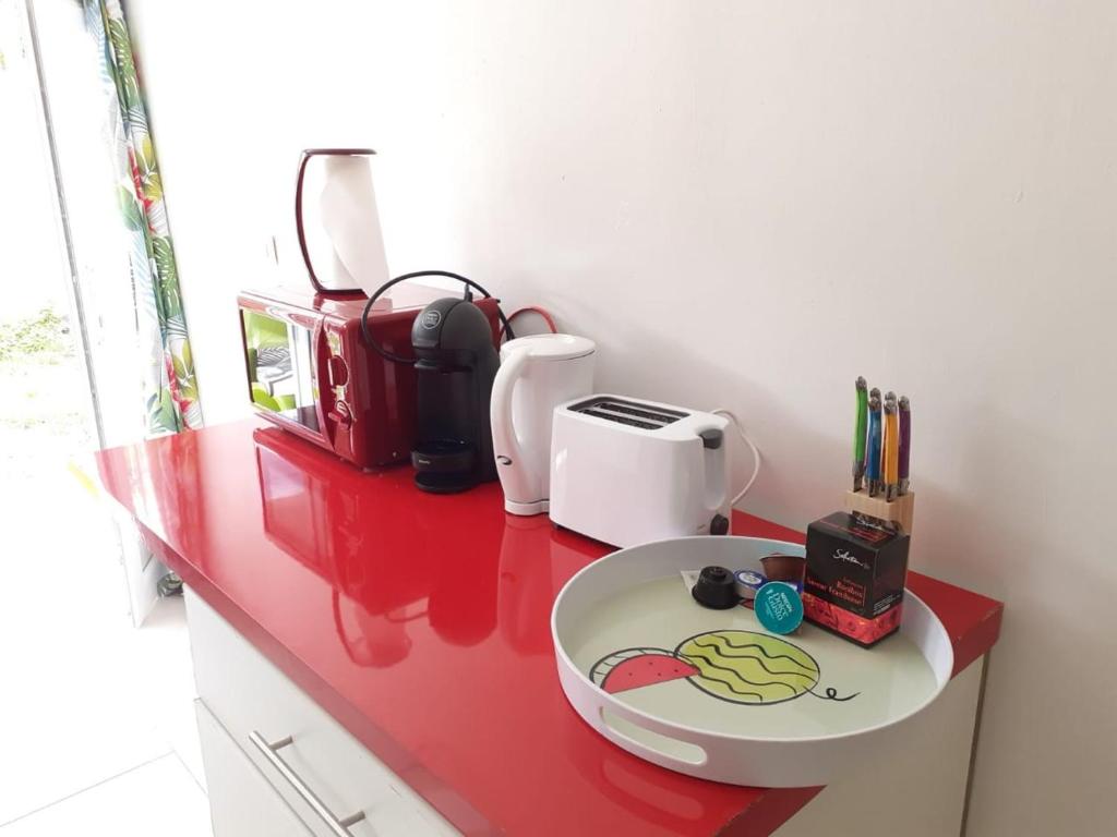 Příslušenství pro přípravu čaje a kávy v ubytování CHEZ COCO appartement BALISIER