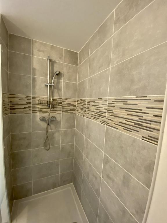 NOUVEAU - Jungle Montpeul - Clim - Wifi fibre - Netflix - 5' du centre et gare - Parking - Loggia - 15' des plages - 13