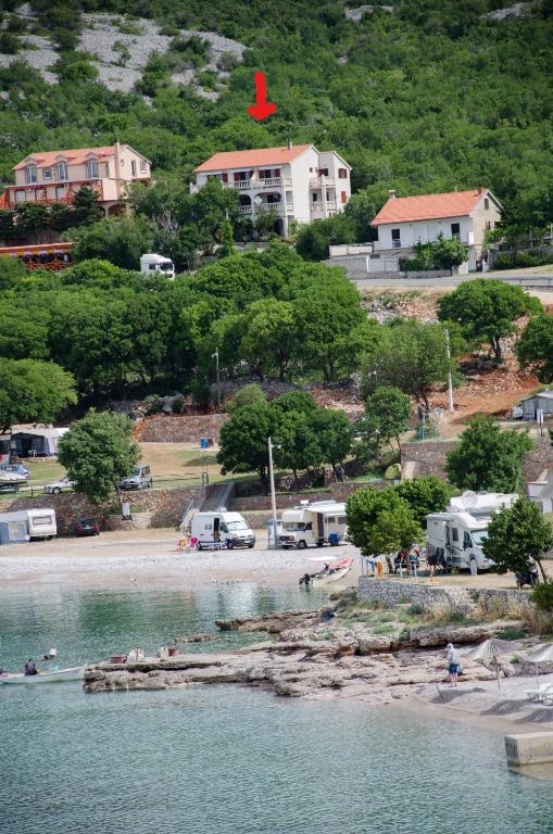 czerwony ptak latający nad wodą w obiekcie SEA VIEW apartments w mieście Klenovica