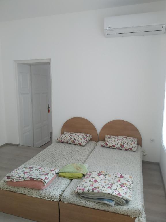 Dos camas con almohadas en un dormitorio. en Апартамент Мария Луиза, en Varna