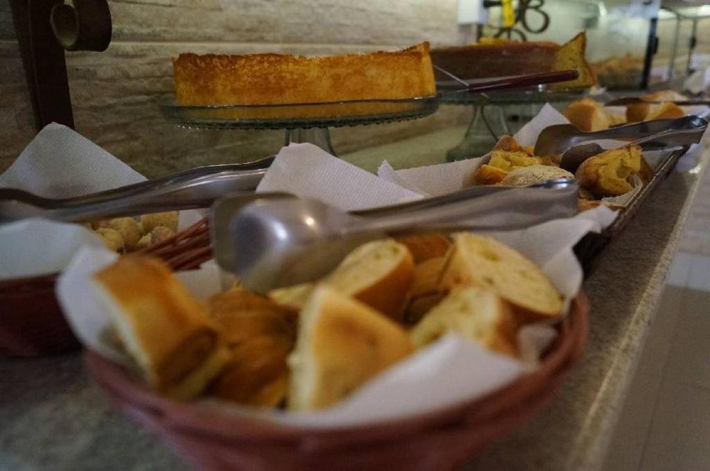 Comida no hotel ou em algum lugar perto