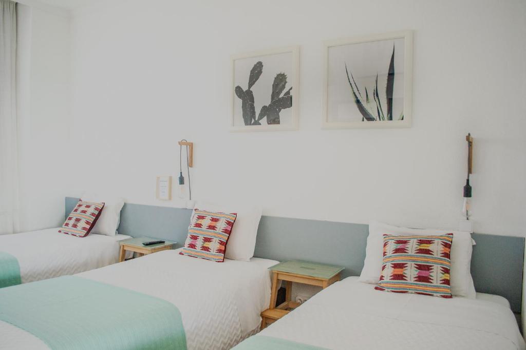 Habitación con 2 camas y sofá en Residencial Avenida, en Faro