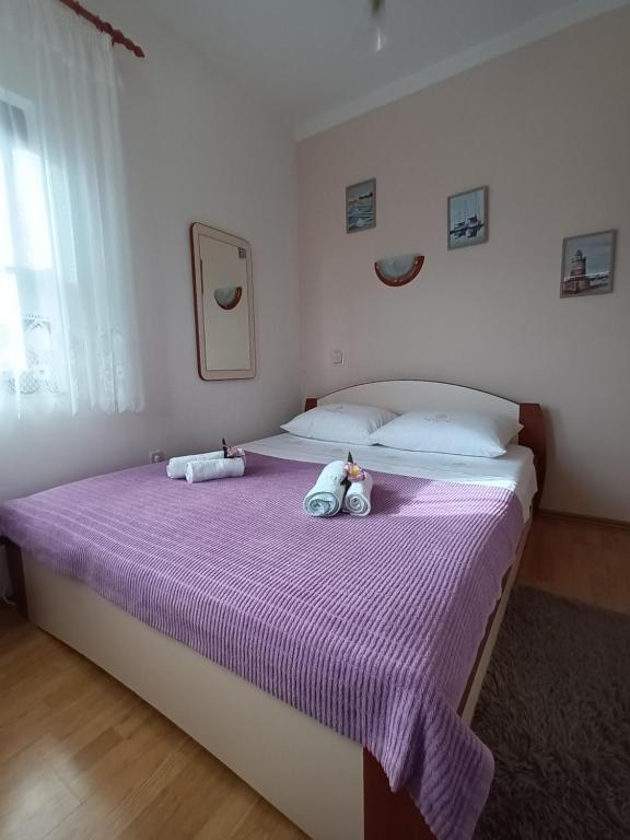 una camera da letto con due peluche seduti su un letto di Apartman Nada a Sali (Sale)