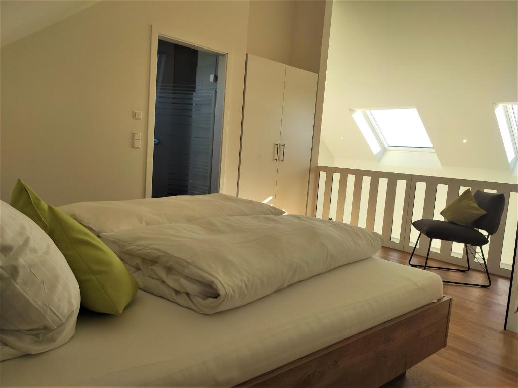 Postel nebo postele na pokoji v ubytování Hecklers Seepanorama Appartements