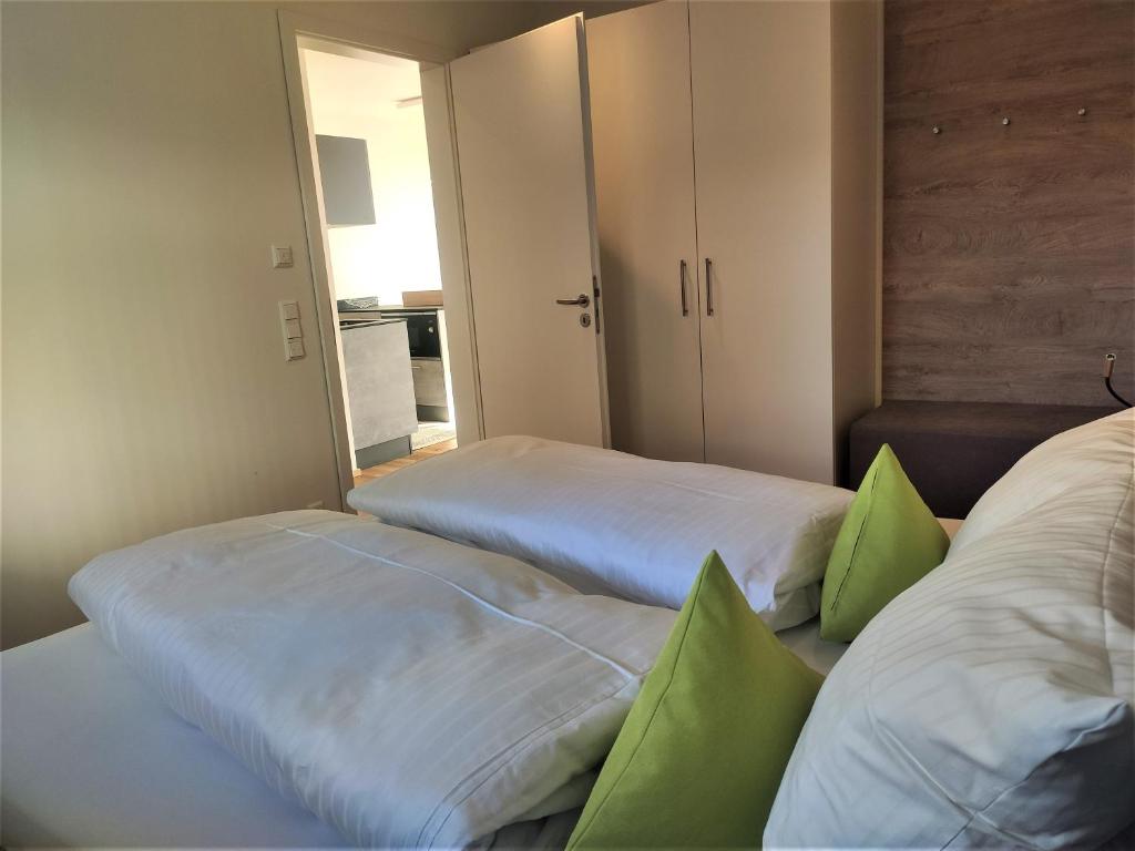 Postel nebo postele na pokoji v ubytování Hecklers Seepanorama Appartements