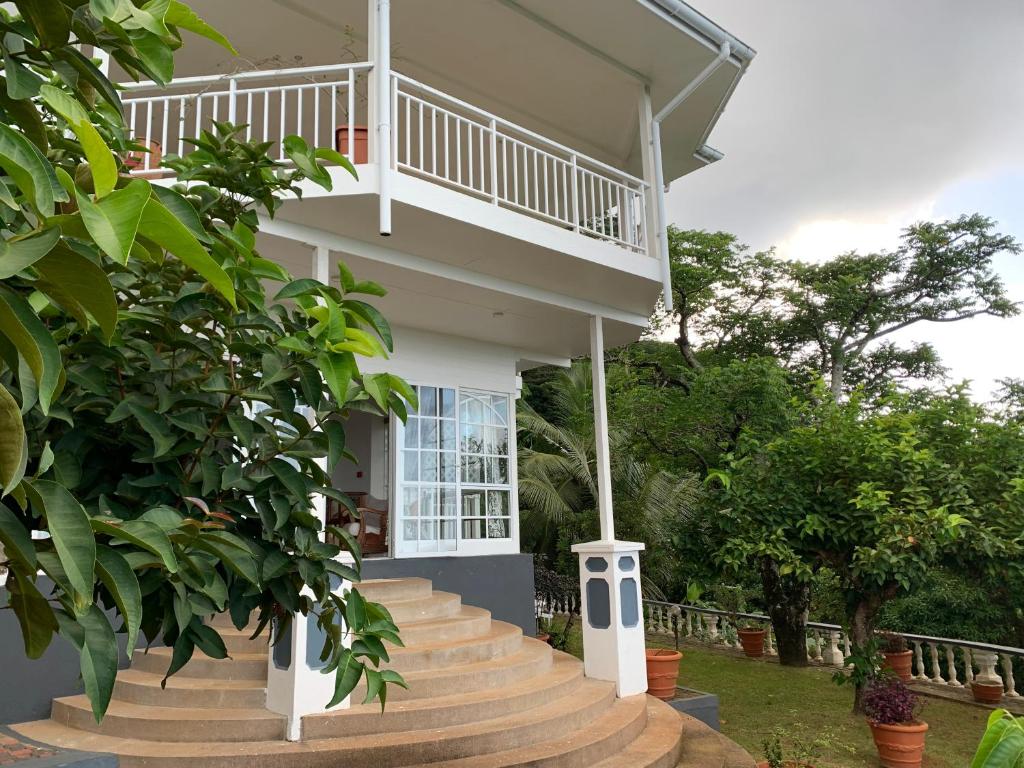 une maison avec un escalier menant à celle-ci dans l'établissement Beau Séjour Hotel, à Victoria