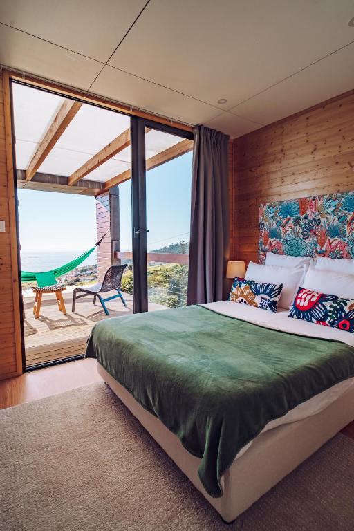 Postel nebo postele na pokoji v ubytování Calheta Glamping Pods - Nature Retreat