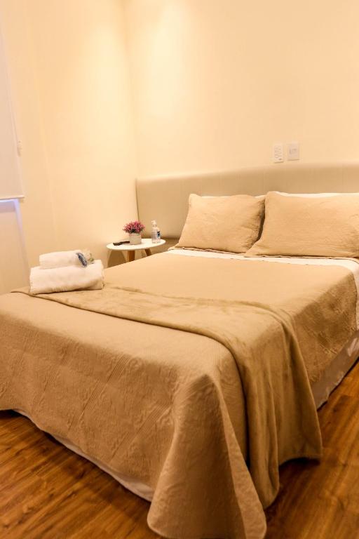 two beds sitting next to each other in a bedroom at Novo Hotel Iguaçu in Pôrto União