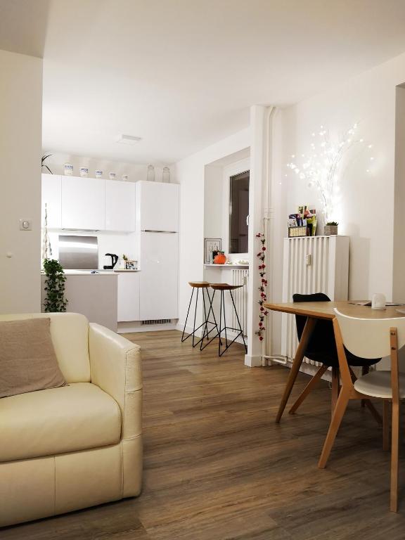 エピナルにあるSO HOME EPINAL - Belle-Riveのソファとテーブルのあるリビングルーム