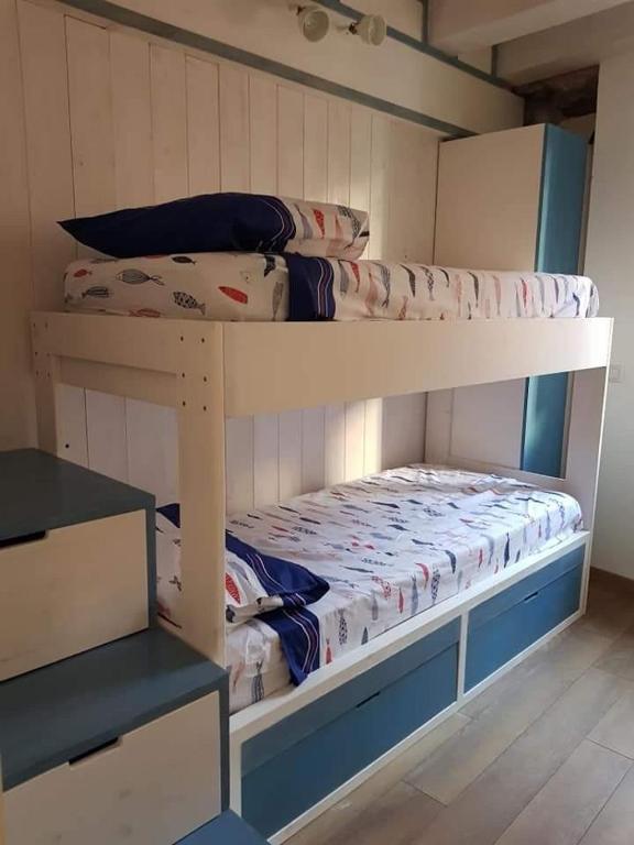 Posteľ alebo postele v izbe v ubytovaní donna serena Aci Castello