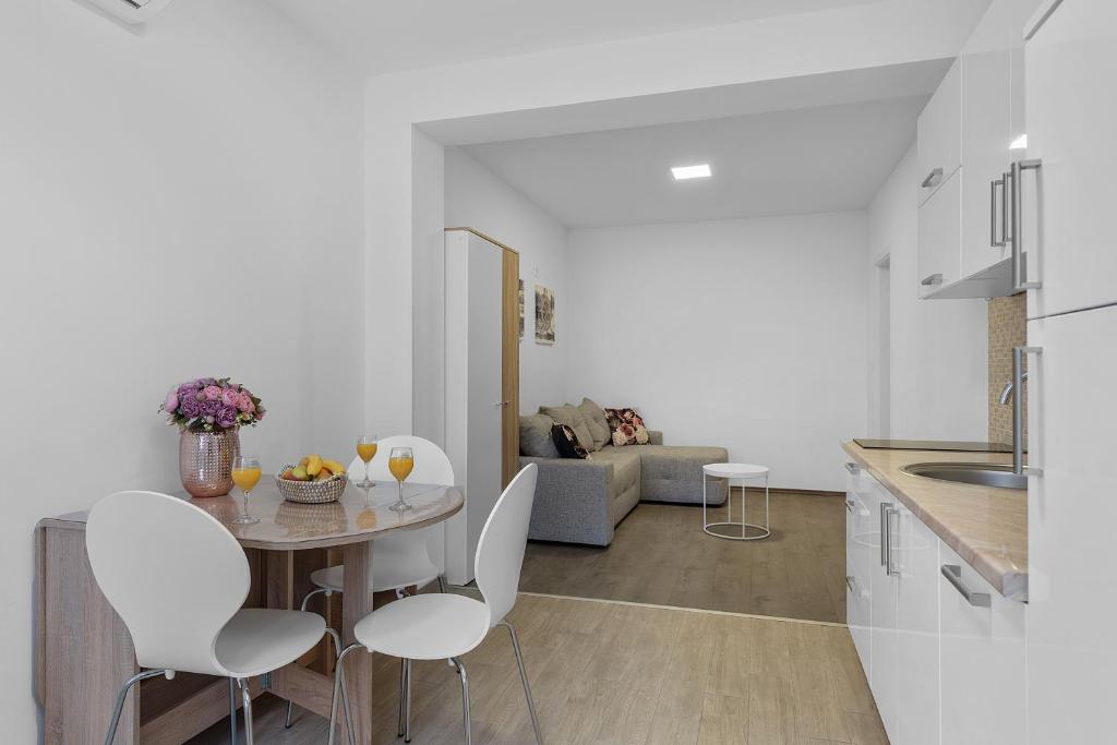 Kuchyň nebo kuchyňský kout v ubytování Hostel Elli