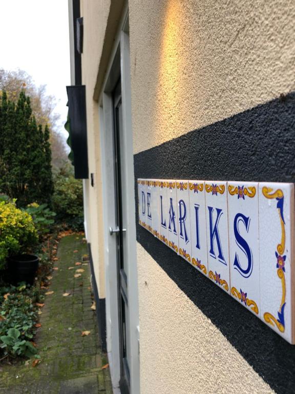 a sign on the side of a building at De Lariks in Enschede