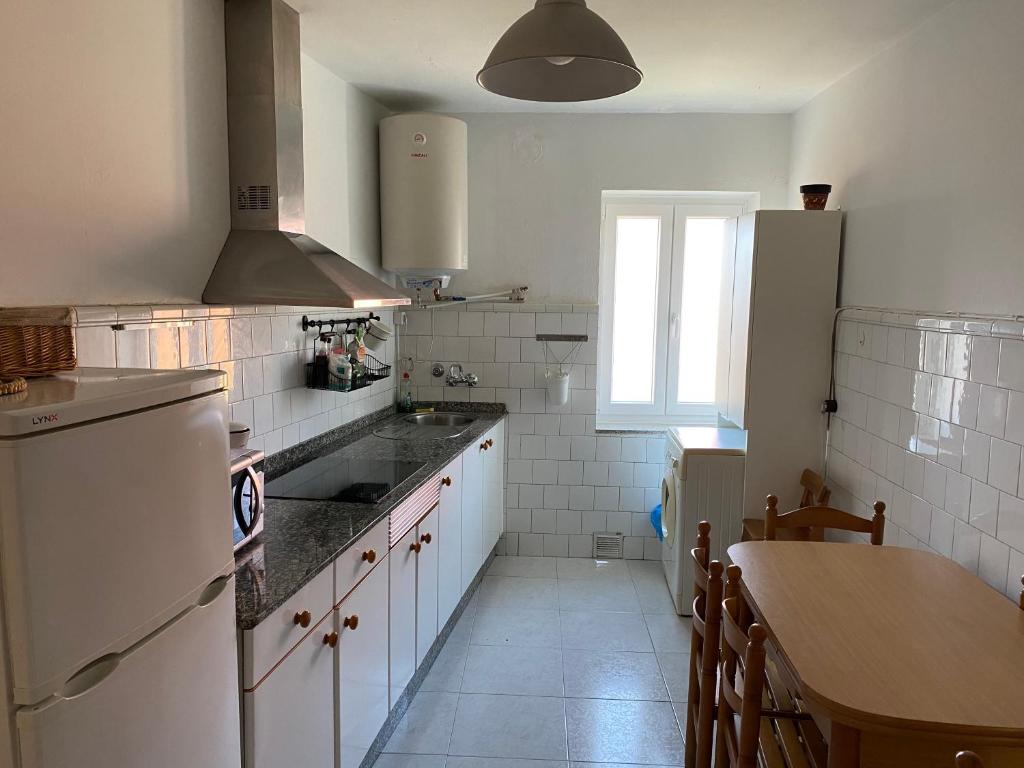 A kitchen or kitchenette at Apartamento en las Rias Bajas