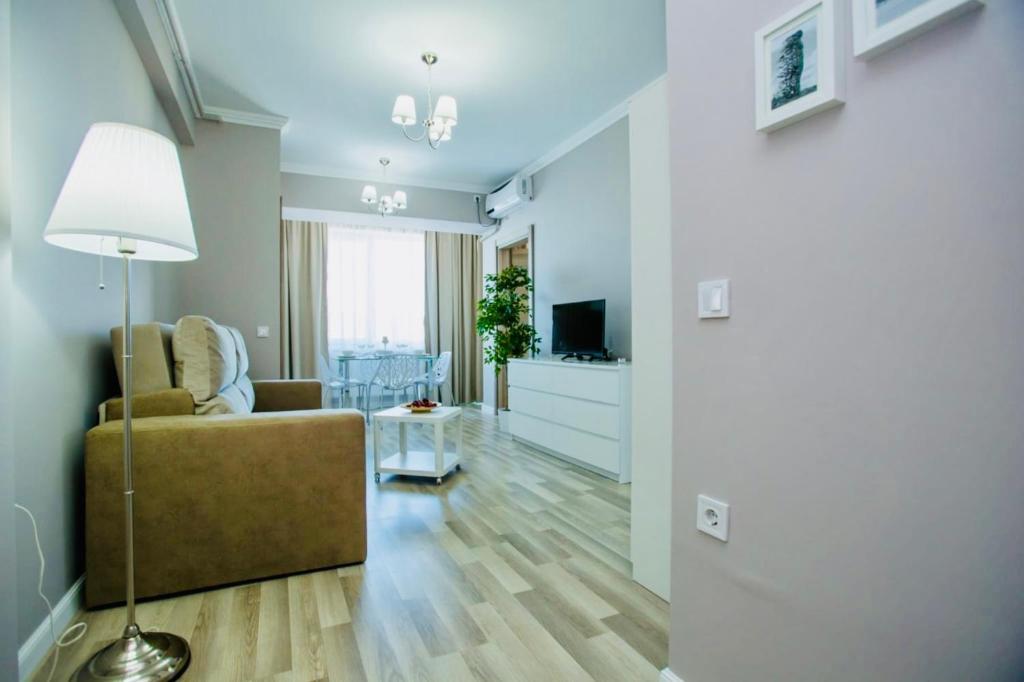 sala de estar con sofá y mesa en Apartament Crazy Summerland, en Mamaia