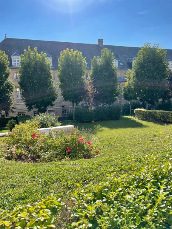 Imagen de la galería de Le Garden Studio avec terrasse et parking centre ville, en Rouen