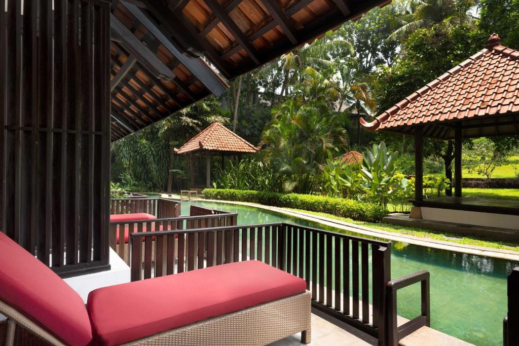 Bazén v ubytování Mustika Yogyakarta Resort and Spa nebo v jeho okolí