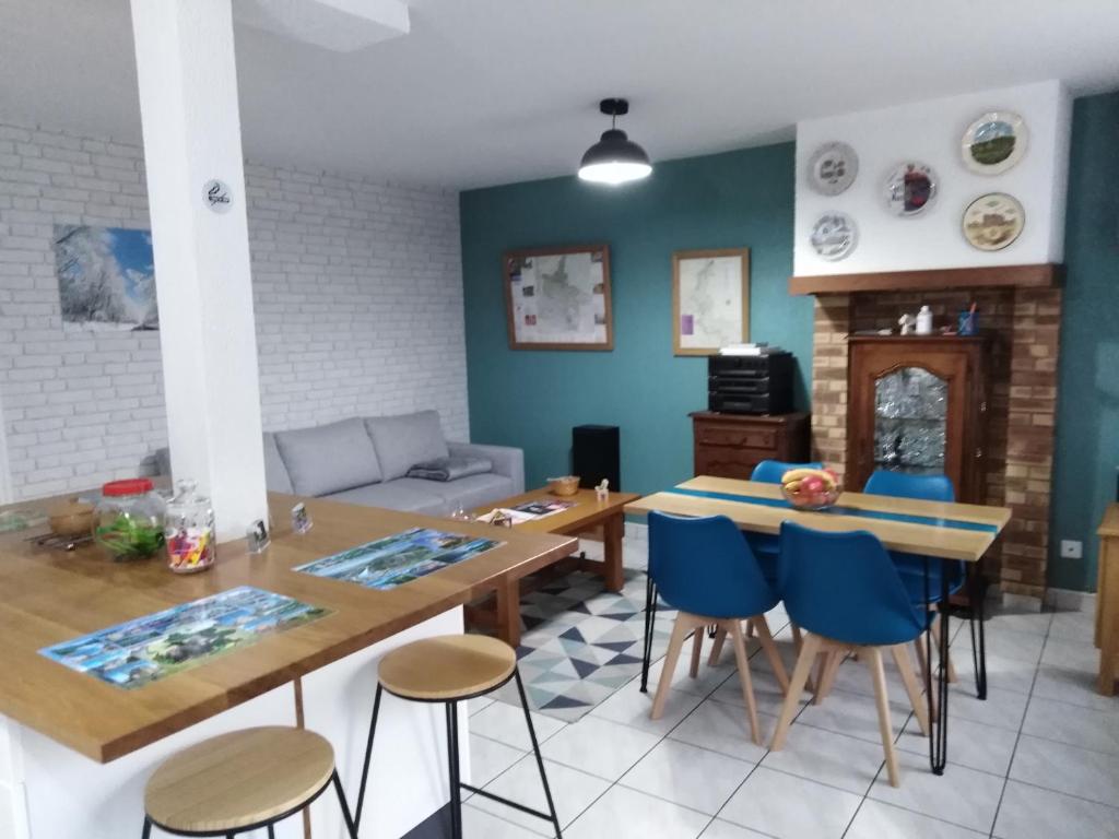 een keuken en een woonkamer met een tafel en stoelen bij Gîte des trois vallees in Nouzonville