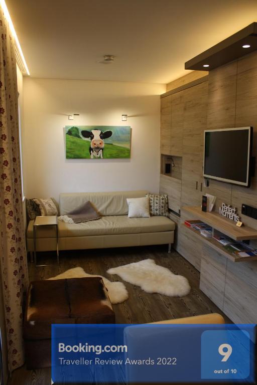 TV a/nebo společenská místnost v ubytování Design-Appartement Jochberg