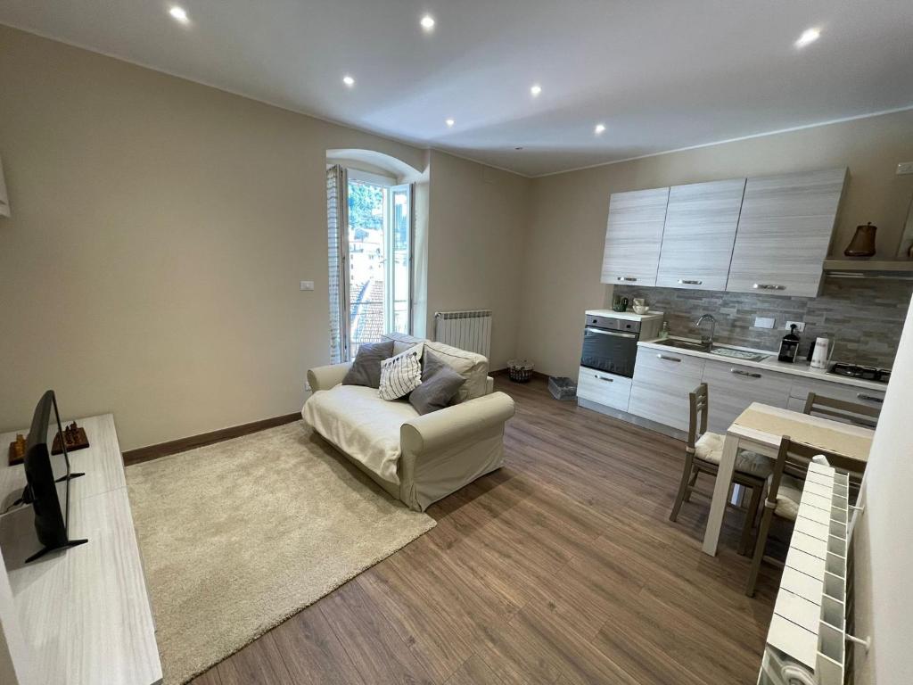 A kitchen or kitchenette at Appartamento Ca' Baci'