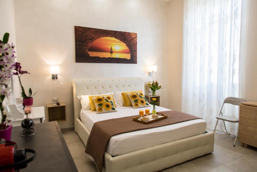 een slaapkamer met een bed met een tafel erop bij Bed and Breakfast Port Inn in Civitavecchia