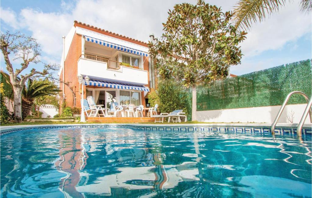 サンタ・スサナにあるAwesome Home In Santa Susanna With Outdoor Swimming Poolの家の前のスイミングプール