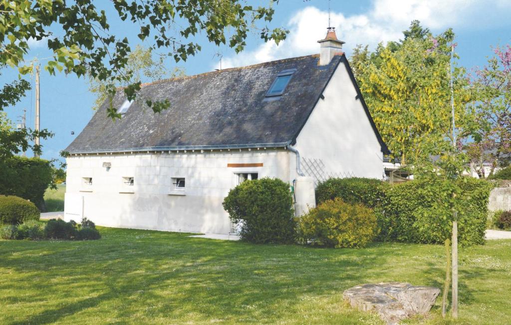 ソミュールにあるGorgeous Home In Saumur With Wifiの庭屋根付白い建物