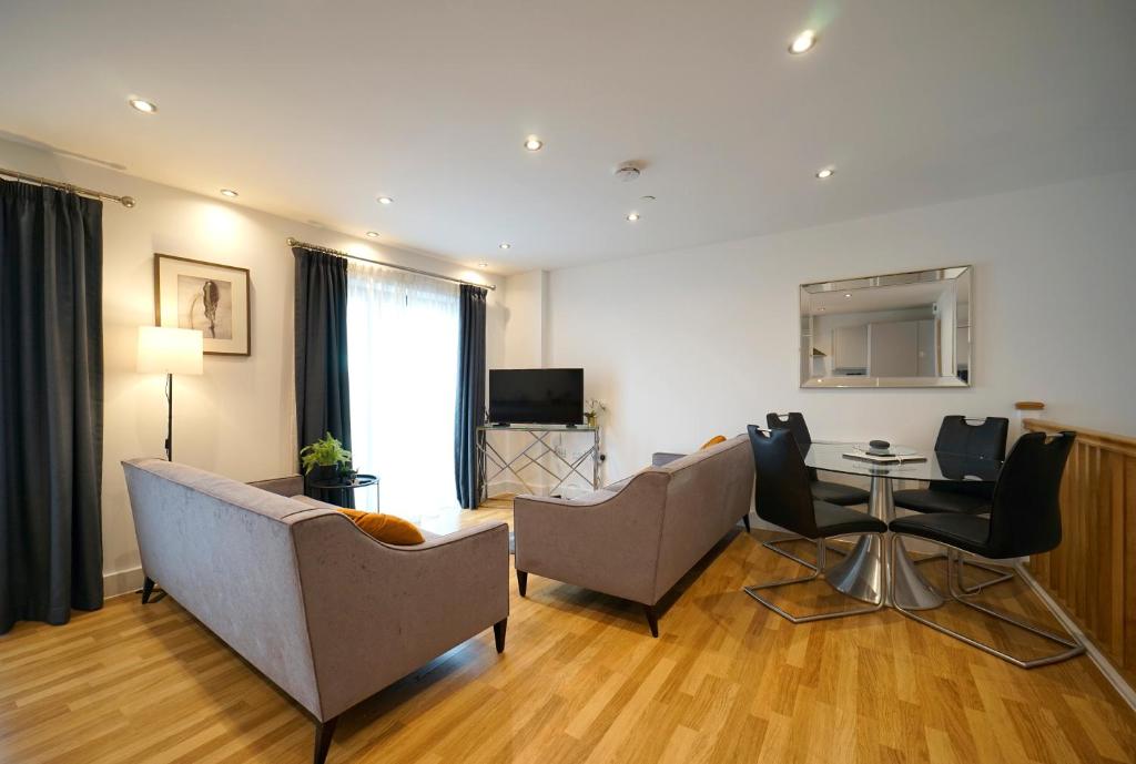 Modern 2 Bed Apartment with Juliet Balcony - DHB STAYS - Housity