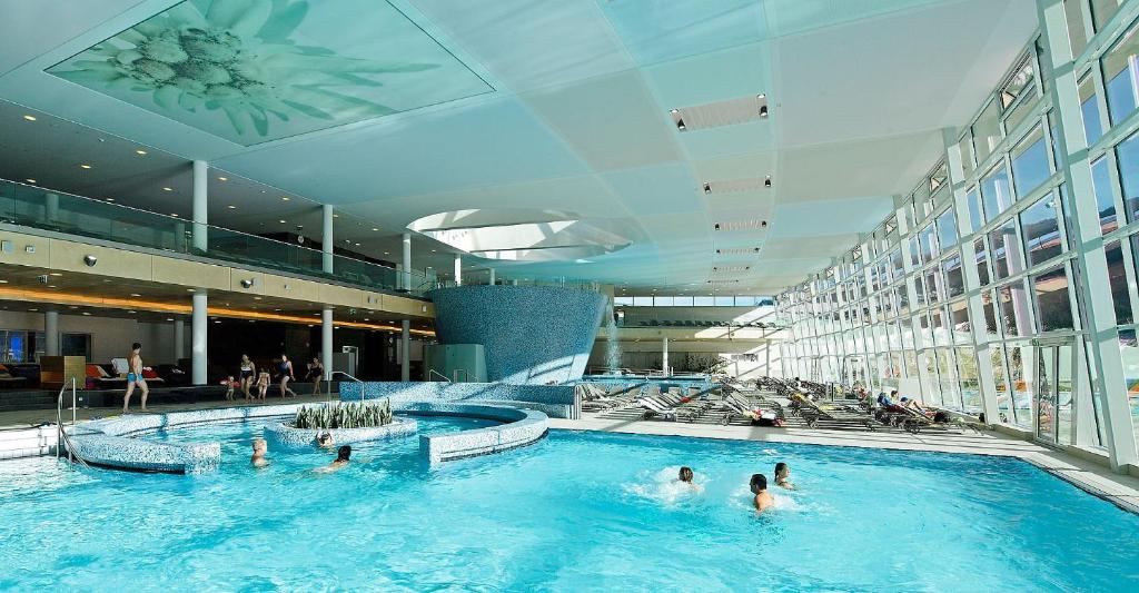 Bazén v ubytování TALHEIMER Grias di & Hoamat since 1958 inklusive Therme TAUERN SPA & Jokercard nebo v jeho okolí