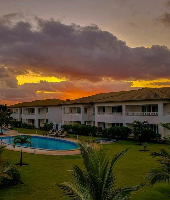 a resort with a pool and a sunset in the background at Tree Bies Resort, Simplesmente Maravilhoso! in Entre Rios